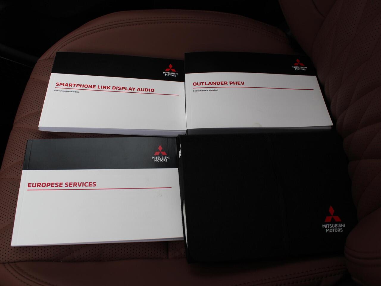Mitsubishi OUTLANDER 2.4 PHEV Instyle+ / Lederen Bekleding / Stoelmassage / Stoelverwarming & Verkoeling / Yamaha Audio / 20" Lichtmetalen Velgen /