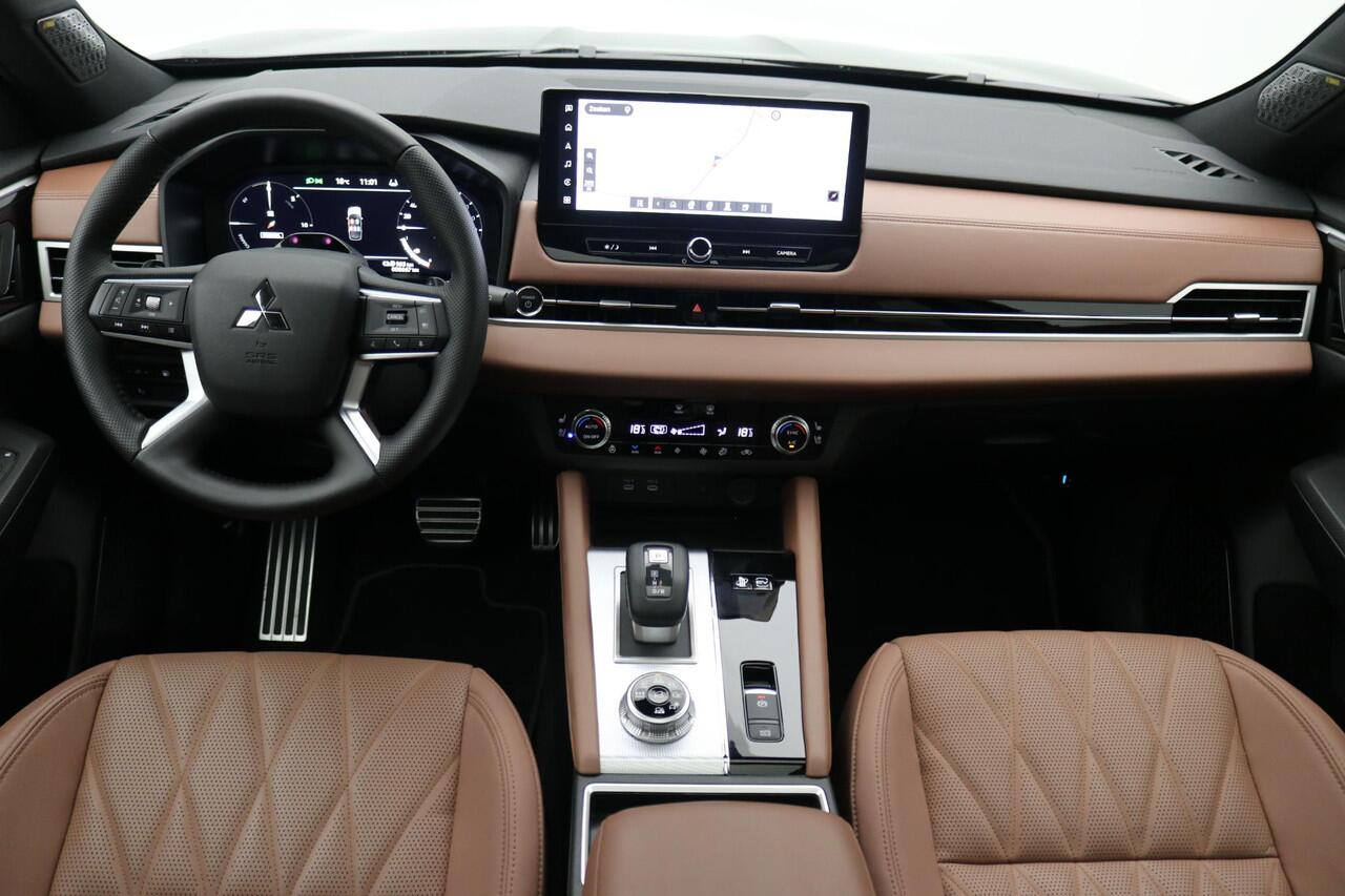Mitsubishi OUTLANDER 2.4 PHEV Instyle+ / Groot glazen schuif-kanteldak / Lederen bekleding / HUD display / 1600KG Trekgewicht / Masage stoelen voor / 20" LMV / 8 Jaar fabrieks garantie /