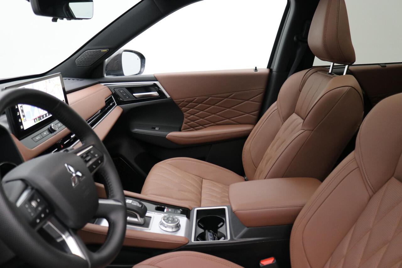 Mitsubishi OUTLANDER 2.4 PHEV Instyle+ / Groot glazen schuif-kanteldak / Lederen bekleding / HUD display / 1600KG Trekgewicht / Masage stoelen voor / 20" LMV / 8 Jaar fabrieks garantie /