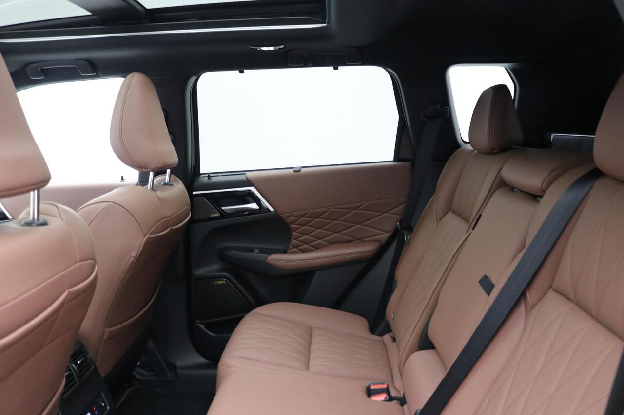 Mitsubishi OUTLANDER 2.4 PHEV Instyle+ / Groot glazen schuif-kanteldak / Lederen bekleding / HUD display / 1600KG Trekgewicht / Masage stoelen voor / 20" LMV / 8 Jaar fabrieks garantie /