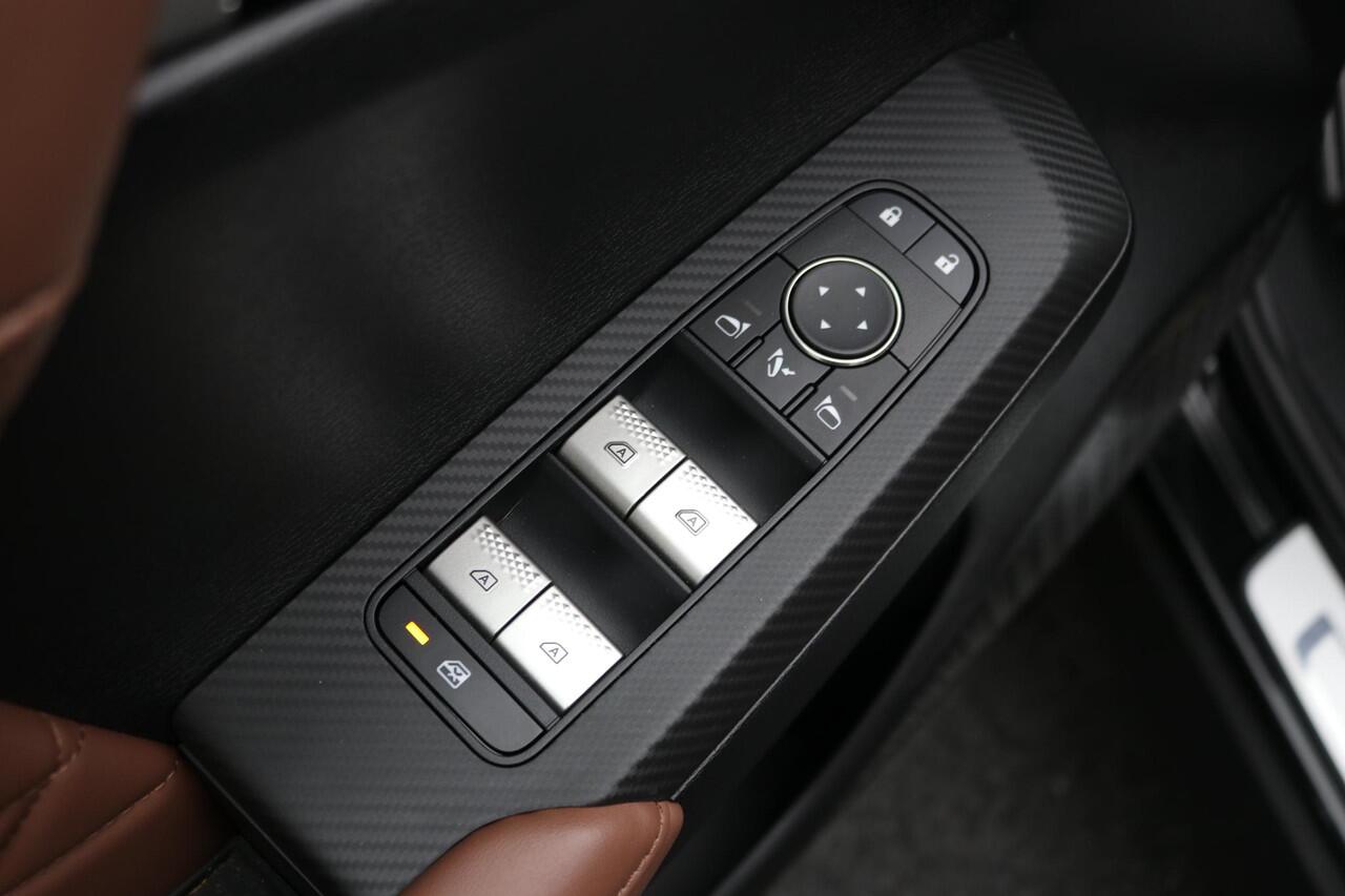 Mitsubishi OUTLANDER 2.4 PHEV Instyle+ / Groot glazen schuif-kanteldak / Lederen bekleding / HUD display / 1600KG Trekgewicht / Masage stoelen voor / 20" LMV / 8 Jaar fabrieks garantie /