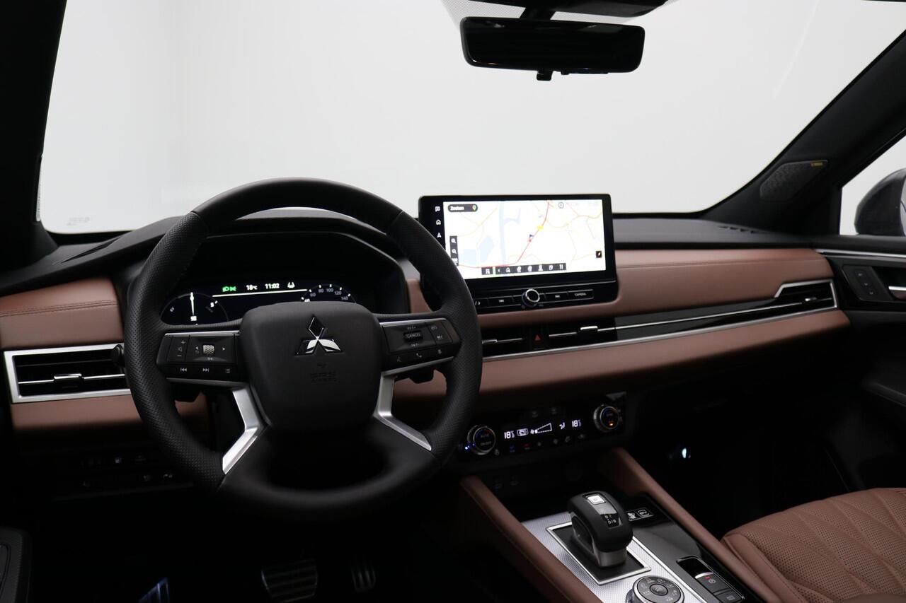 Mitsubishi OUTLANDER 2.4 PHEV Instyle+ / Groot glazen schuif-kanteldak / Lederen bekleding / HUD display / 1600KG Trekgewicht / Masage stoelen voor / 20" LMV / 8 Jaar fabrieks garantie /