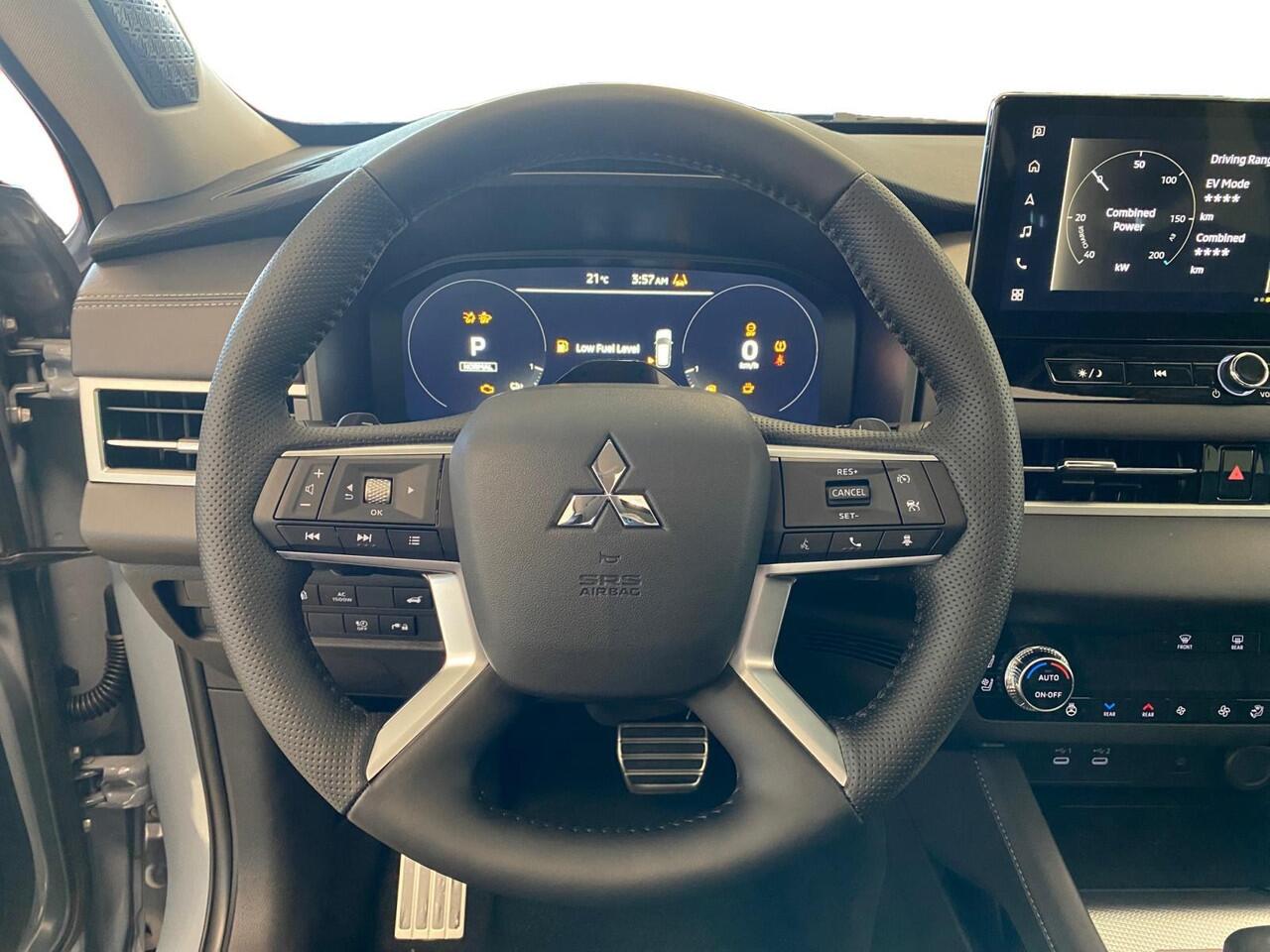 Mitsubishi OUTLANDER 2.4 PHEV Instyle | ¤5.000 Voorraadkorting| Complete versie | Automatische achterklep | Stoel verwarming/ verkoeling | Schuif-kantel dak | 360 Camera |