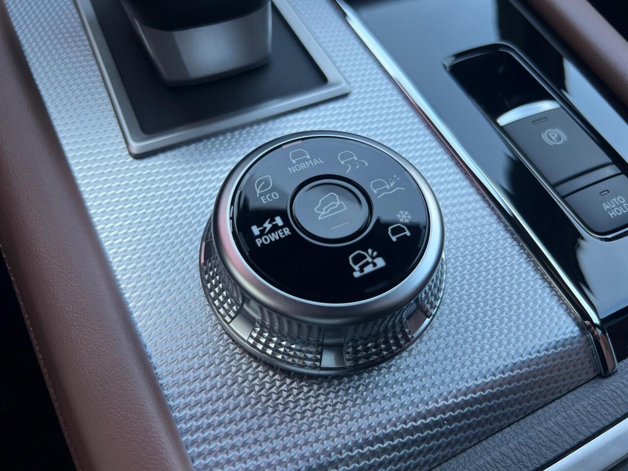 Mitsubishi OUTLANDER 2.4 PHEV Instyle+ | ¤5.000 Voorraadkorting| Meest complete versie | Automatische achterklep | Stoel verwarming/ verkoeling | Schuif-kantel dak | Stoelmassage |