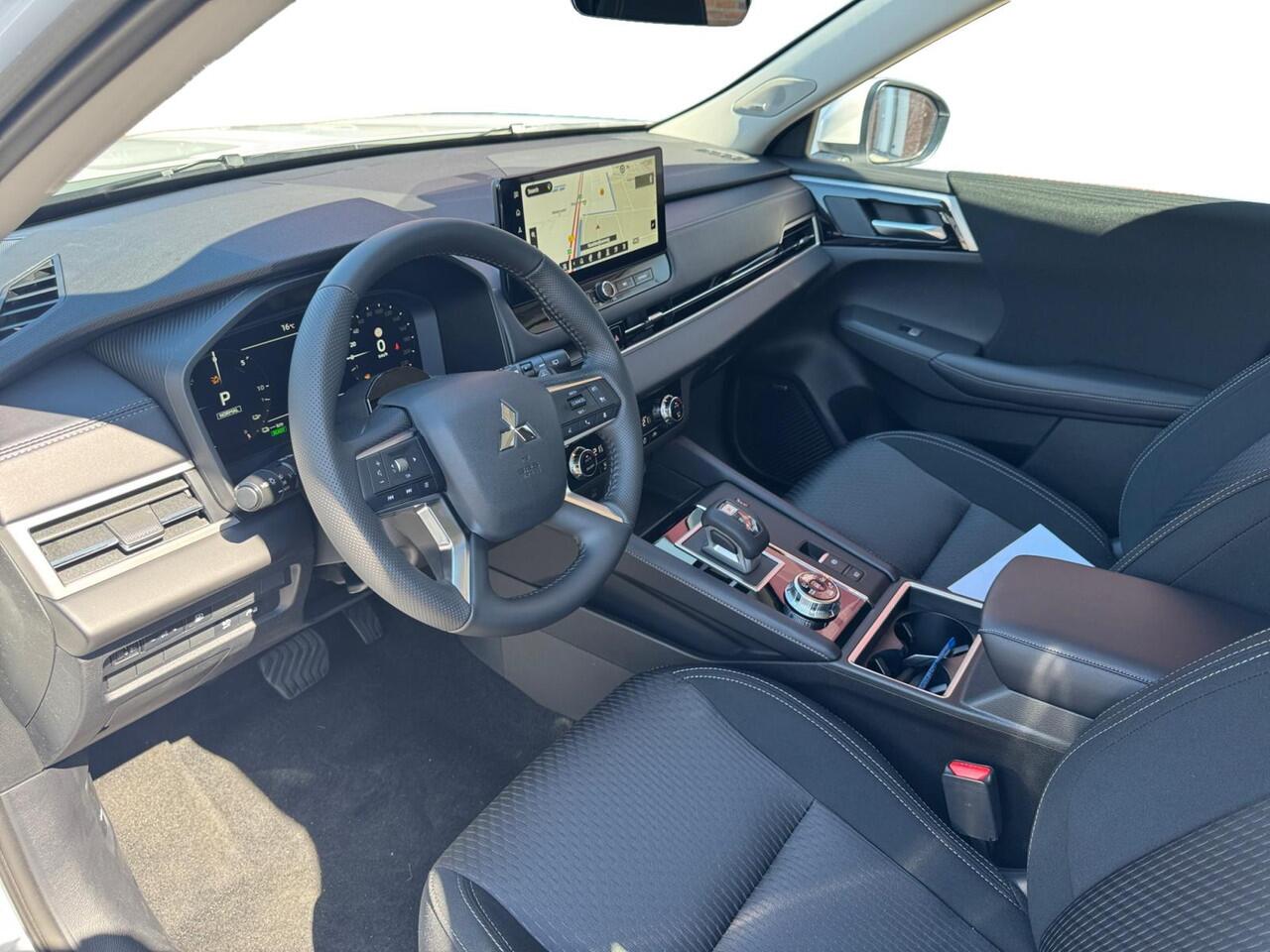 Mitsubishi OUTLANDER 2.4 PHEV Pure |¤5.000,- Voorraadkorting|Navigatie| Adaptieve cruise control| Dode hoeksensor|PDC V+A| 8 jaar garantie|