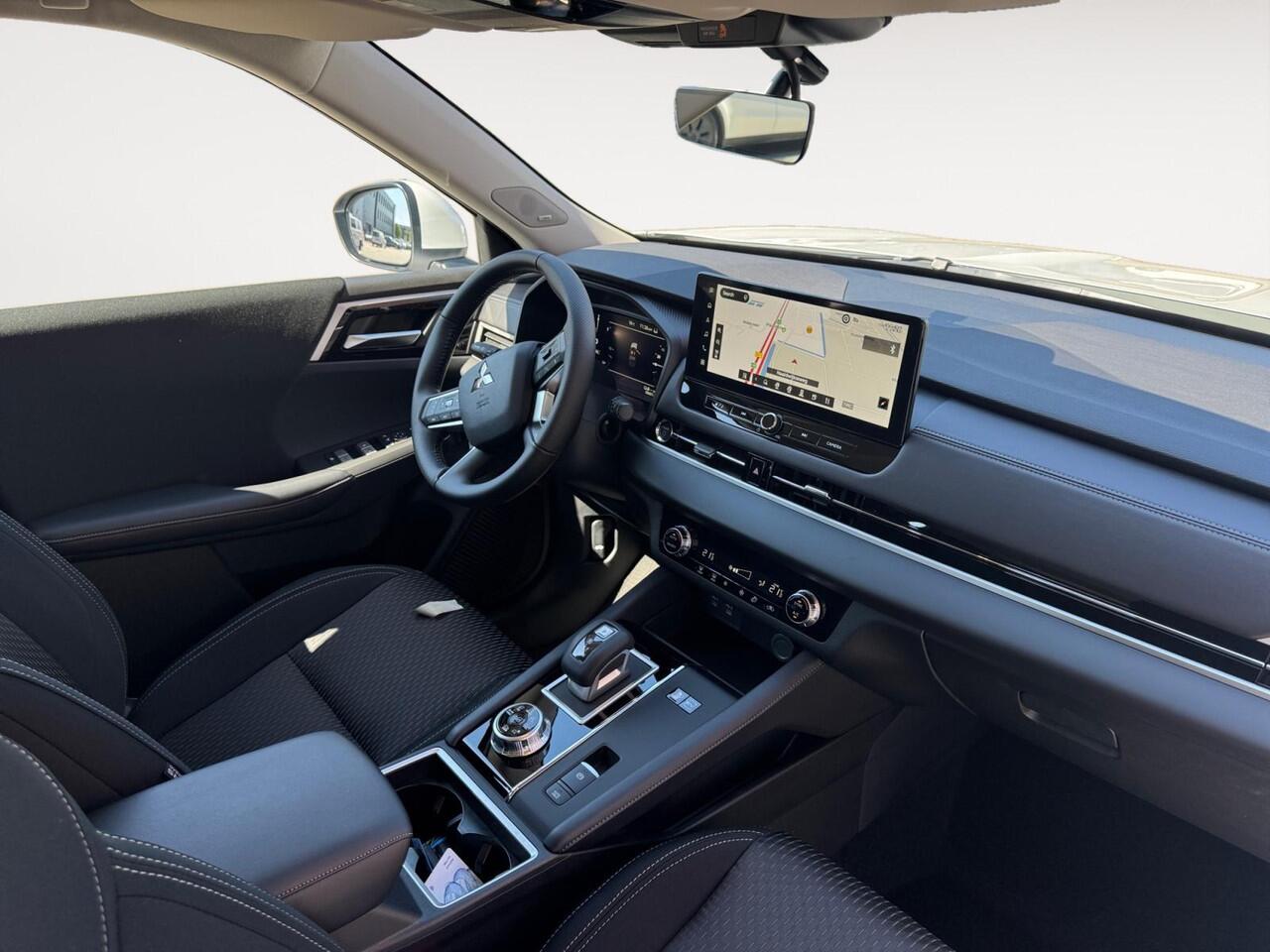 Mitsubishi OUTLANDER 2.4 PHEV Pure |¤5.000,- Voorraadkorting|Navigatie| Adaptieve cruise control| Dode hoeksensor|PDC V+A| 8 jaar garantie|