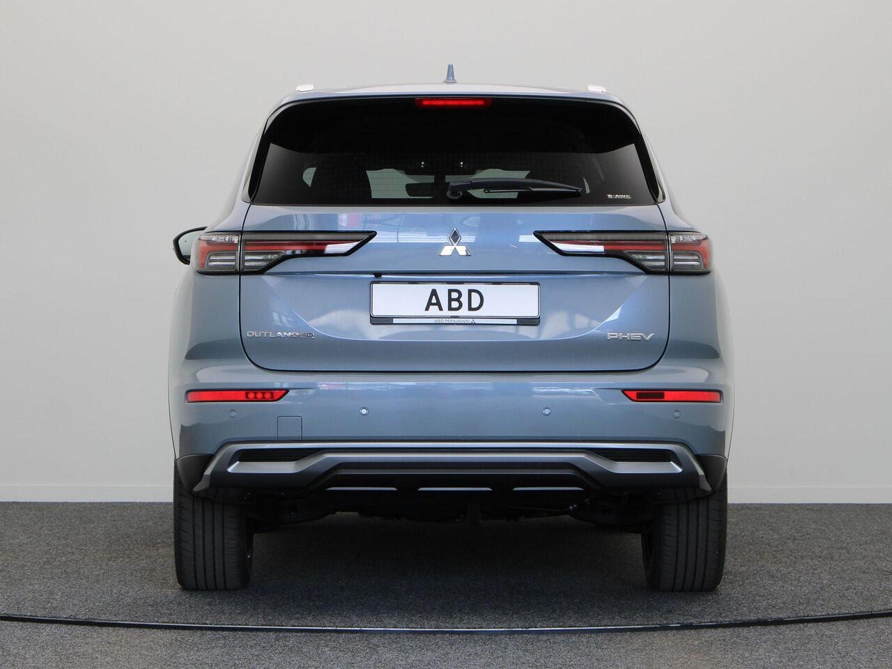 Mitsubishi OUTLANDER 2.4 PHEV First Edition | HUD | Elektrisch bedienbare achterklep | Stoel- en stuurverwarming |