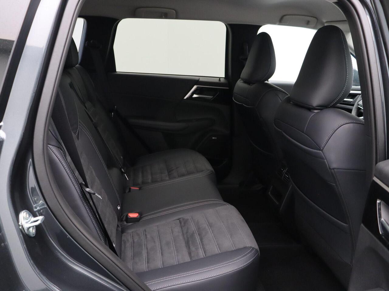 Mitsubishi OUTLANDER 2.4 PHEV First Edition | HUD | Elektrisch bedienbare achterklep | Stoel- en stuurverwarming |