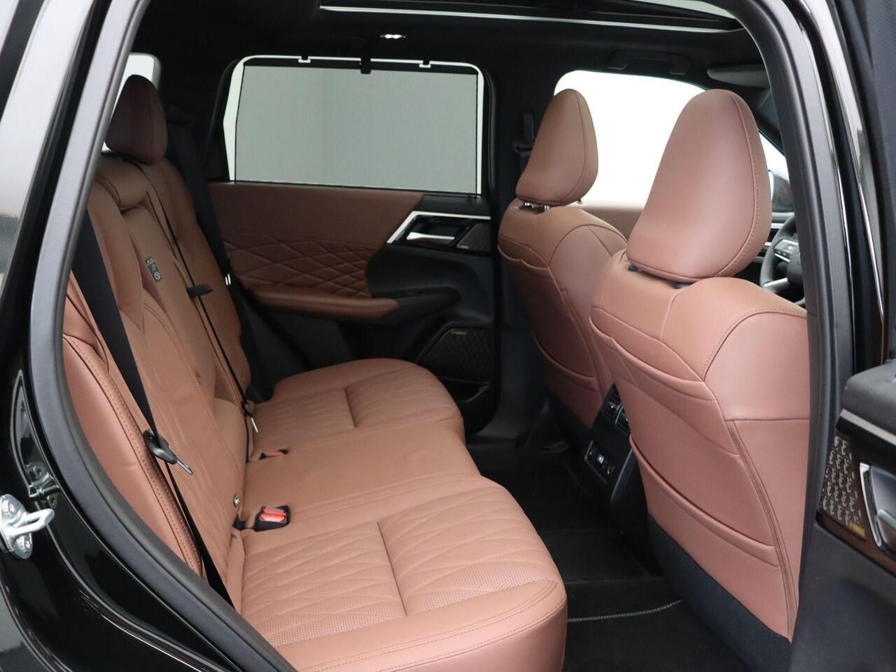 Mitsubishi OUTLANDER 2.4 PHEV Instyle+ | Trekhaak | Bruin lederen bekleding | Yamaha audio | Panoramadak | Stoelmassage |