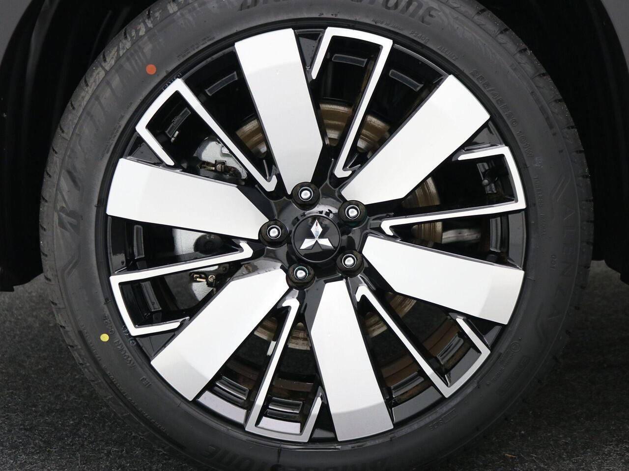 Mitsubishi OUTLANDER 2.4 PHEV Instyle+ / ¤4000,- Introductievoordeel / Rijklaarprijs / Elektrische Range 86 KM WLTP / 1600KG Trekgewicht / 8 Jaar Fabrieksgarantie / Two-Tone kleuren combinatie /