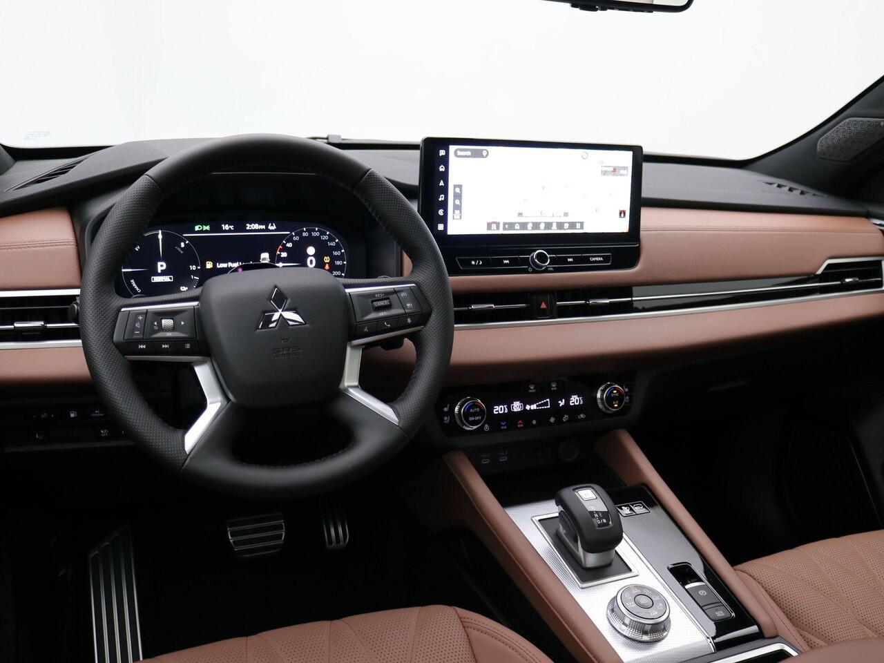 Mitsubishi OUTLANDER 2.4 PHEV Instyle+ / ¤4000,- Introductievoordeel / Rijklaarprijs / Elektrische Range 86 KM WLTP / 1600KG Trekgewicht / 8 Jaar Fabrieksgarantie / Two-Tone kleuren combinatie /