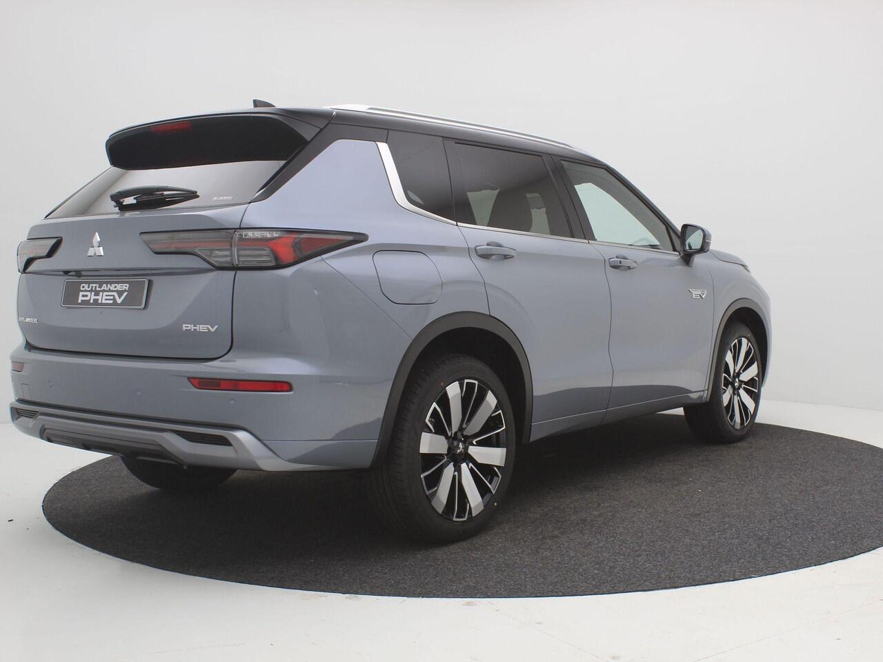 Mitsubishi OUTLANDER 2.4 PHEV Instyle+ / ¤4000,- Introductievoordeel / Rijklaarprijs / Elektrische Range 86 KM WLTP / 1600KG Trekgewicht / 8 Jaar Fabrieksgarantie / Two-Tone kleuren combinatie /