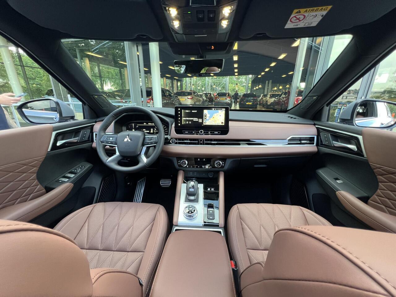 Mitsubishi OUTLANDER 2.4 PHEV Instyle+ | DIRECT UIT VOORRAAD LEVERBAAR MET VOORRAADPREMIE!