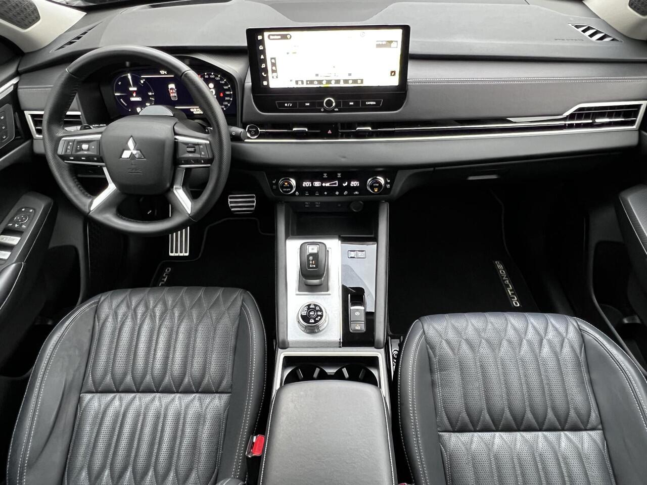 Mitsubishi OUTLANDER 2.4 PHEV Instyle 4WD S-AWC Automaat / Fabrieksgarantie tot 04-2033 / Leder / NL auto / Stoelventilatie / Stuur-, stoel- en achterbankverwarming / Navigatie / Elektrische stoelen en klep / HUD / Cam 360° / ChadeMo snelladen / 20" LM wielen /