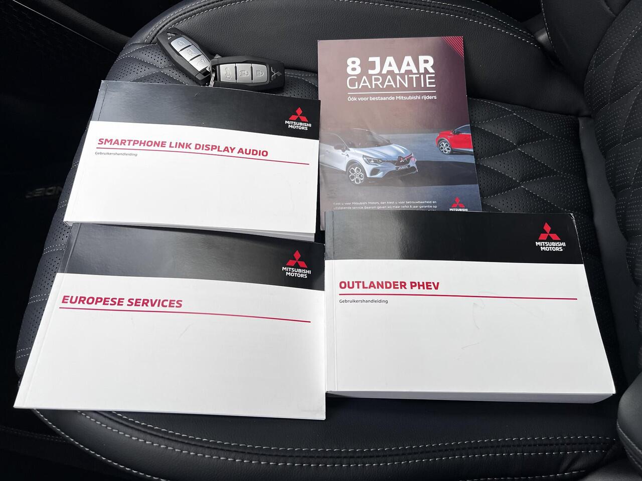 Mitsubishi OUTLANDER 2.4 PHEV Instyle 4WD S-AWC Automaat / Fabrieksgarantie tot 04-2033 / Leder / NL auto / Stoelventilatie / Stuur-, stoel- en achterbankverwarming / Navigatie / Elektrische stoelen en klep / HUD / Cam 360° / ChadeMo snelladen / 20" LM wielen /