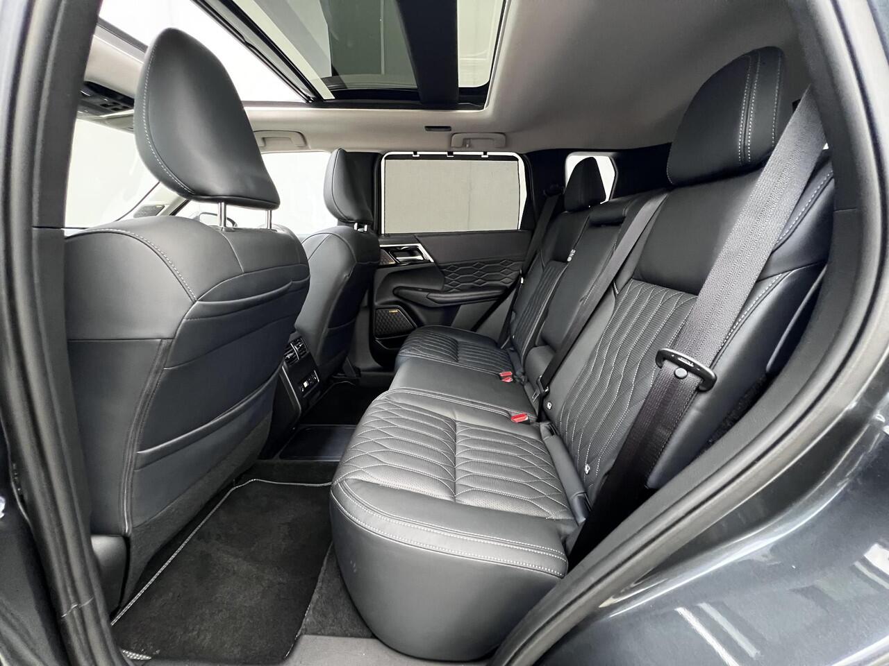 Mitsubishi OUTLANDER 2.4 PHEV Instyle 4WD S-AWC Automaat / Fabrieksgarantie tot 04-2033 / Leder / NL auto / Stoelventilatie / Stuur-, stoel- en achterbankverwarming / Navigatie / Elektrische stoelen en klep / HUD / Cam 360° / ChadeMo snelladen / 20" LM wielen /