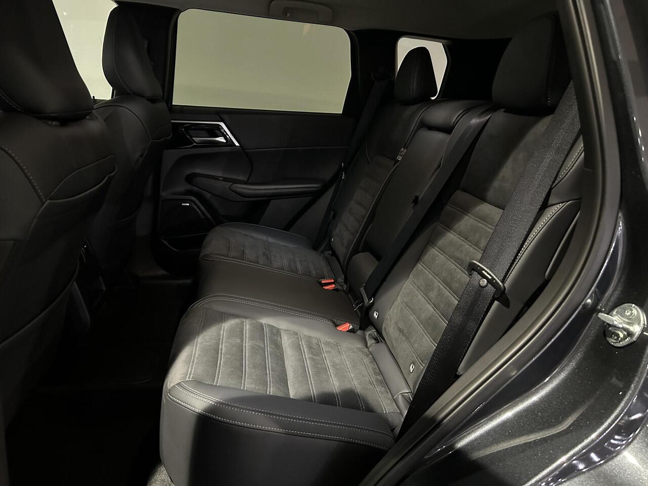 Mitsubishi OUTLANDER 2.4 PHEV First Edition | Navigatie | Stoelverwarming | 360 Camera | Elek. Achterklep