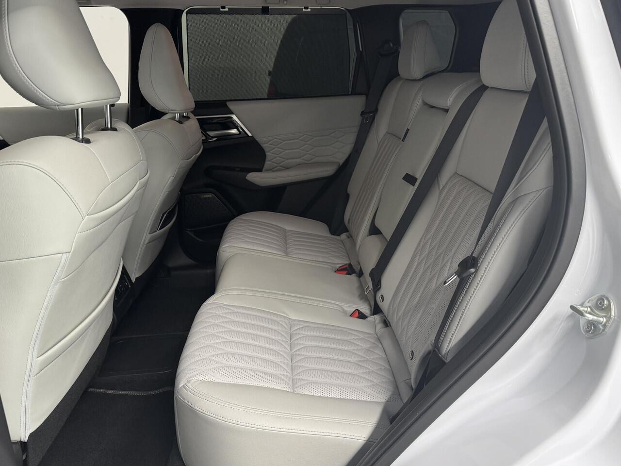 Mitsubishi OUTLANDER 2.4 PHEV Instyle | Navigatie | YAMAHA Audio | Panoramadak | Stoel + stuurverwarming | 360 Camera |