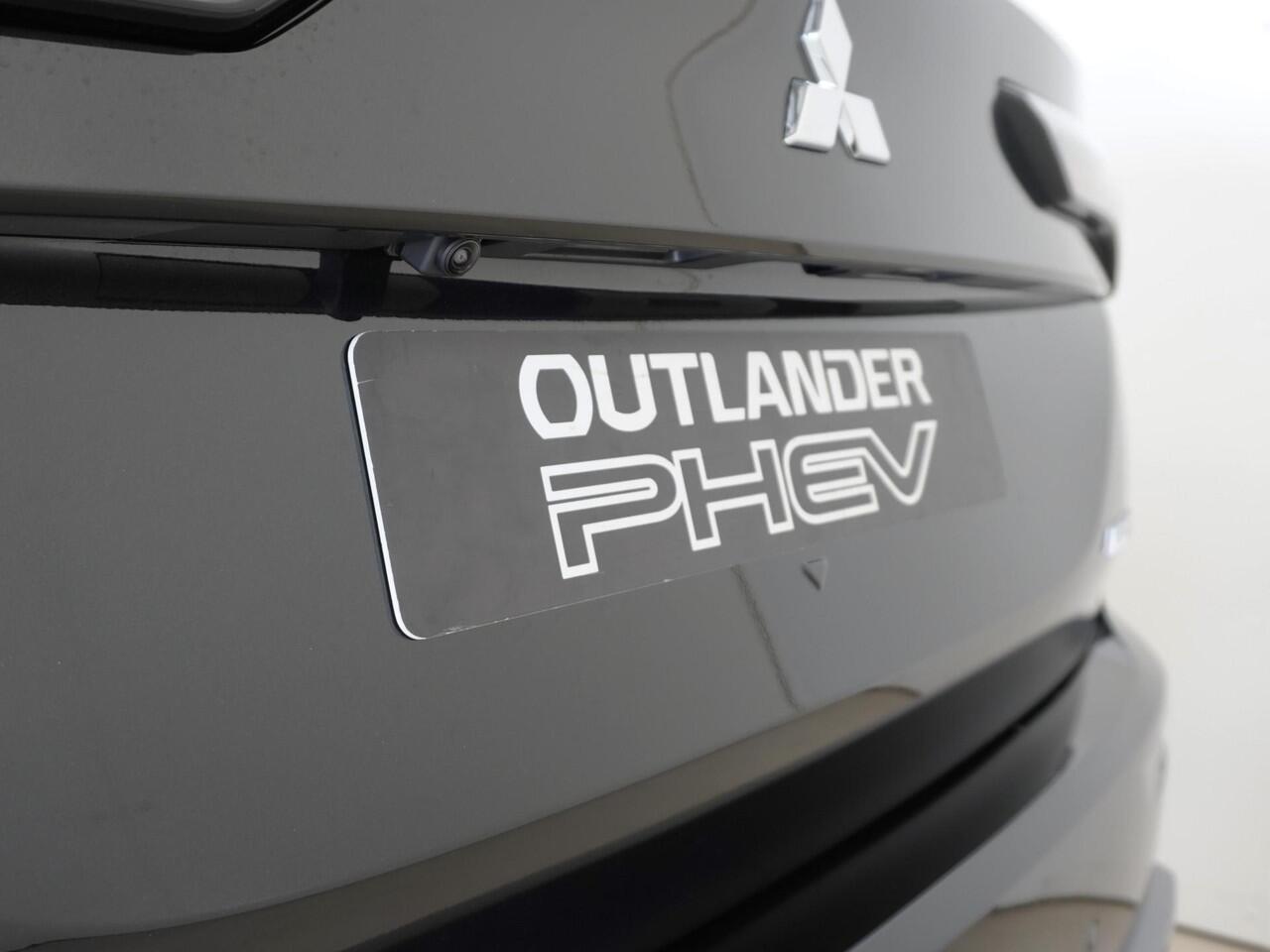 Mitsubishi OUTLANDER 2.4 PHEV First Edition | Head up | 20 inch | Direct leverbaar | 8 jaar garantie | Rijklaarprijs | Boostactie ¤1.000 korting