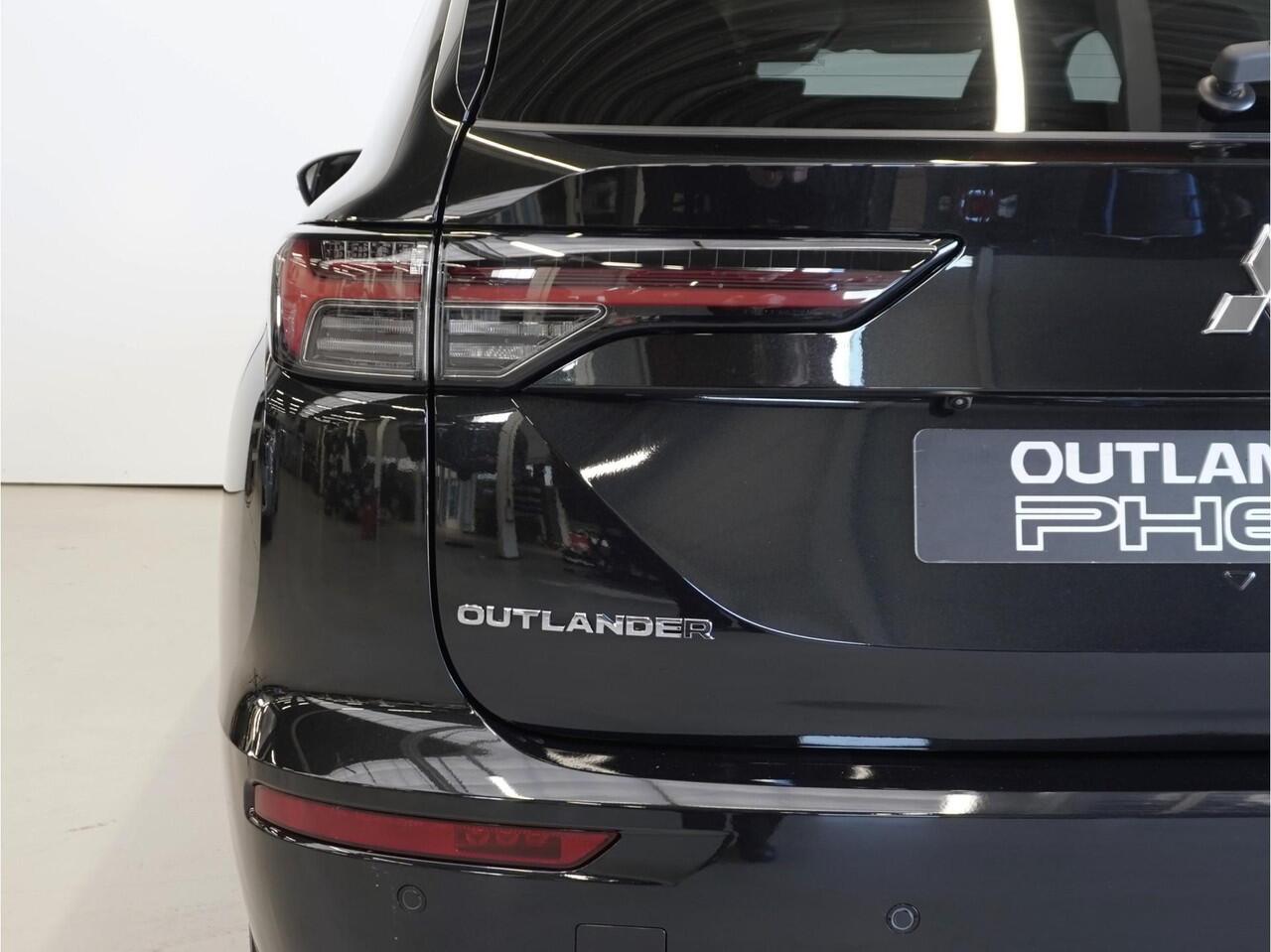 Mitsubishi OUTLANDER 2.4 PHEV First Edition | Head up | 20 inch | Direct leverbaar | 8 jaar garantie | Rijklaarprijs | Boostactie ¤1.000 korting