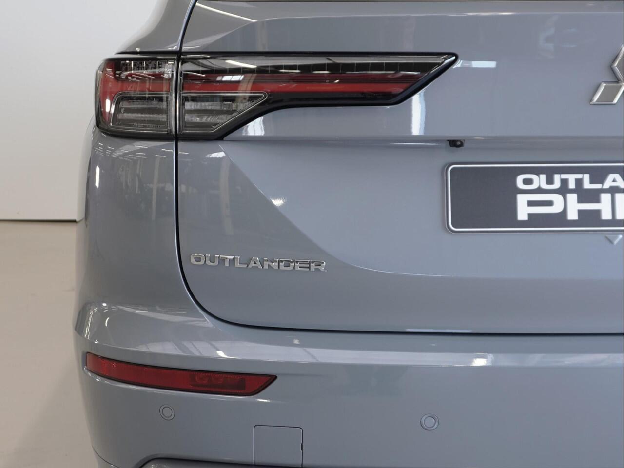Mitsubishi OUTLANDER 2.4 PHEV First Edition | Head up | 20 inch | Direct leverbaar | 8 jaar garantie | Rijklaarprijs | boostactie ¤1.000 korting
