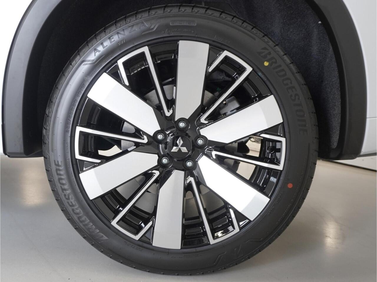 Mitsubishi OUTLANDER 2.4 PHEV Instyle | Uit voorraad leverbaar | Full options | 8 jaar garantie | Boostactie ¤1.000 korting