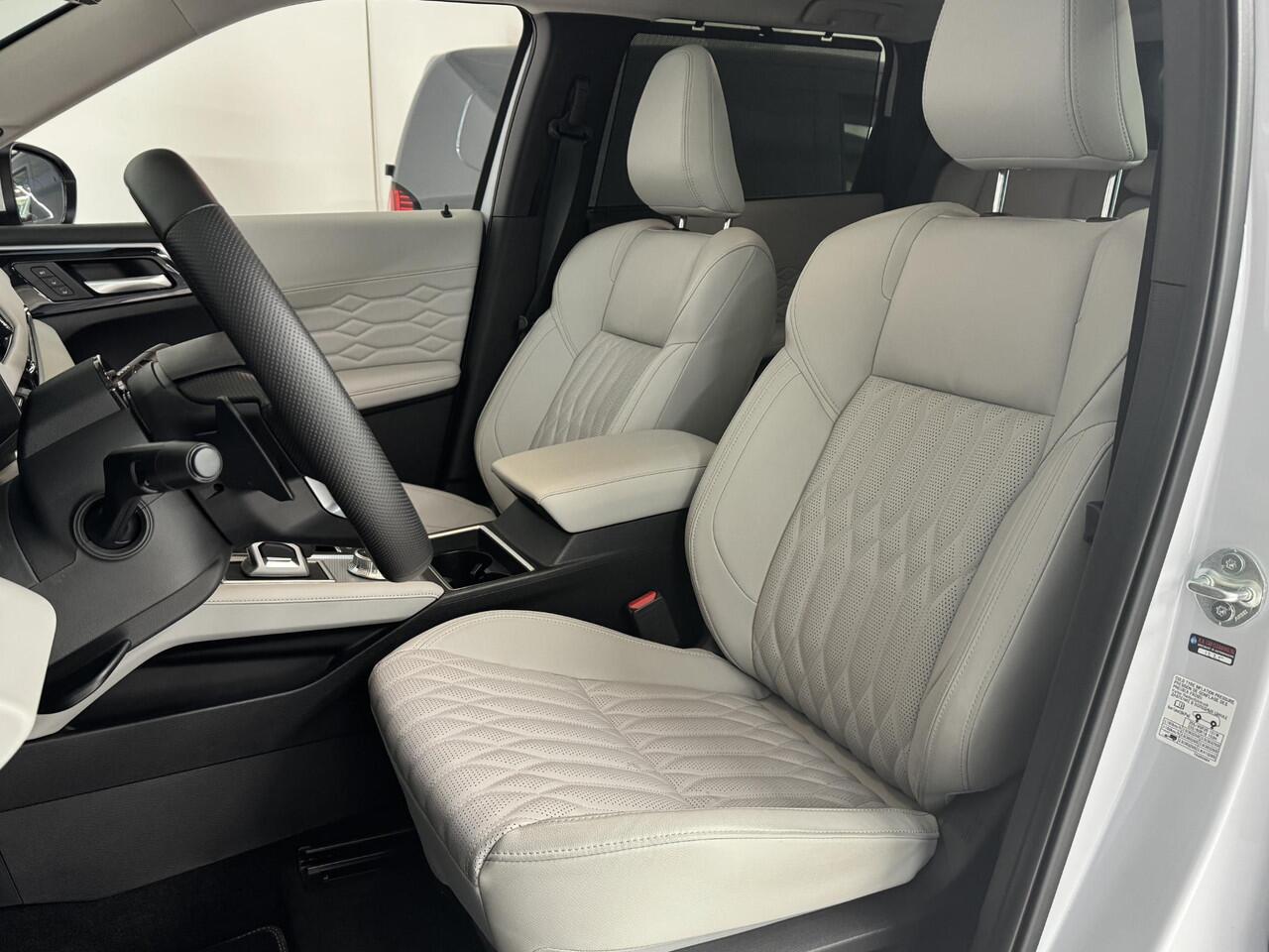 Mitsubishi OUTLANDER 2.4 PHEV Instyle | Navigatie | YAMAHA Audio | Panoramadak | Stoel + stuurverwarming | 360° Camera |