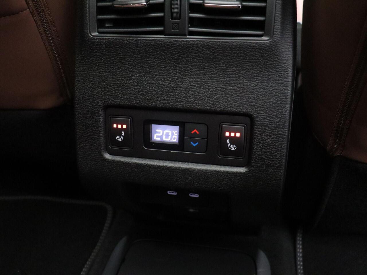 Mitsubishi OUTLANDER 2.4 PHEV Instyle+ | Trekhaak | Bruin lederen bekleding | Yamaha audio | Panoramadak | Stoelmassage |