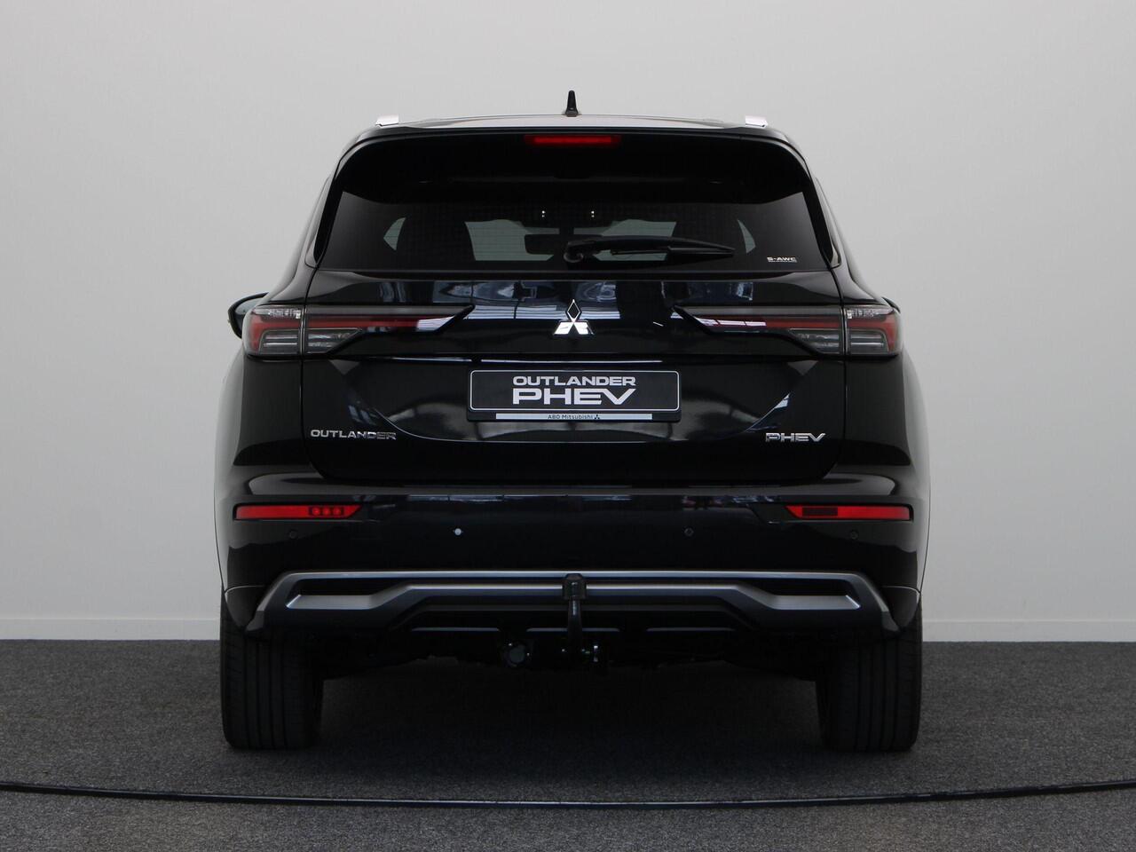 Mitsubishi OUTLANDER 2.4 PHEV Instyle+ | Trekhaak | Bruin lederen bekleding | Yamaha audio | Panoramadak | Stoelmassage |