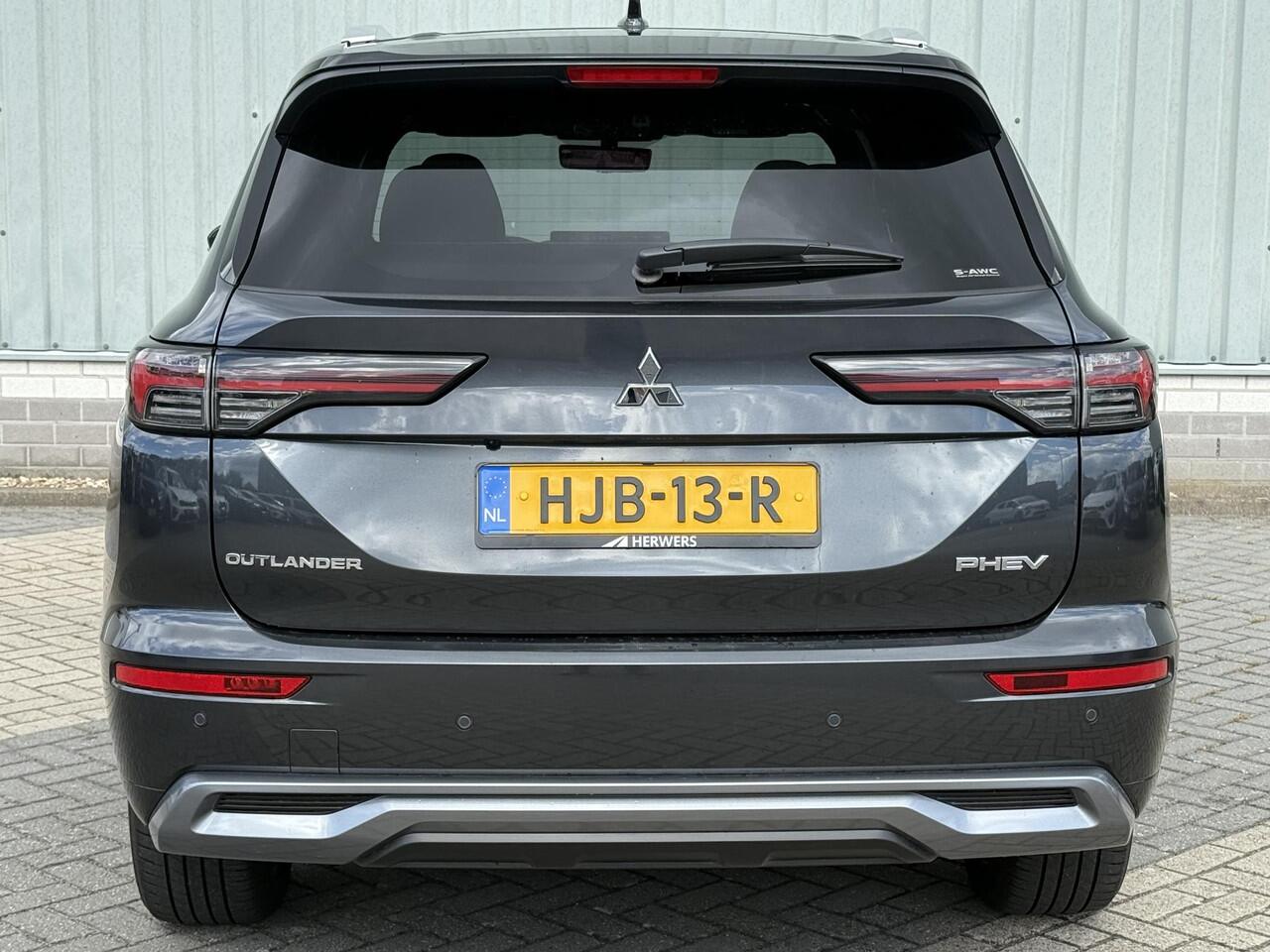 Mitsubishi OUTLANDER 2.4 PHEV Instyle+ / Full Options! / Afneembare Trekhaak 1.600 KG Trekgewicht / Massagestoelen / Memory Seats / Dynamic Sound Yahama Ultimate / Adaptieve Cruise Control / Schuif- & Kanteldak / Digitale Cockpit / 360 Graden Camera / Elektrische Range 86 KM 