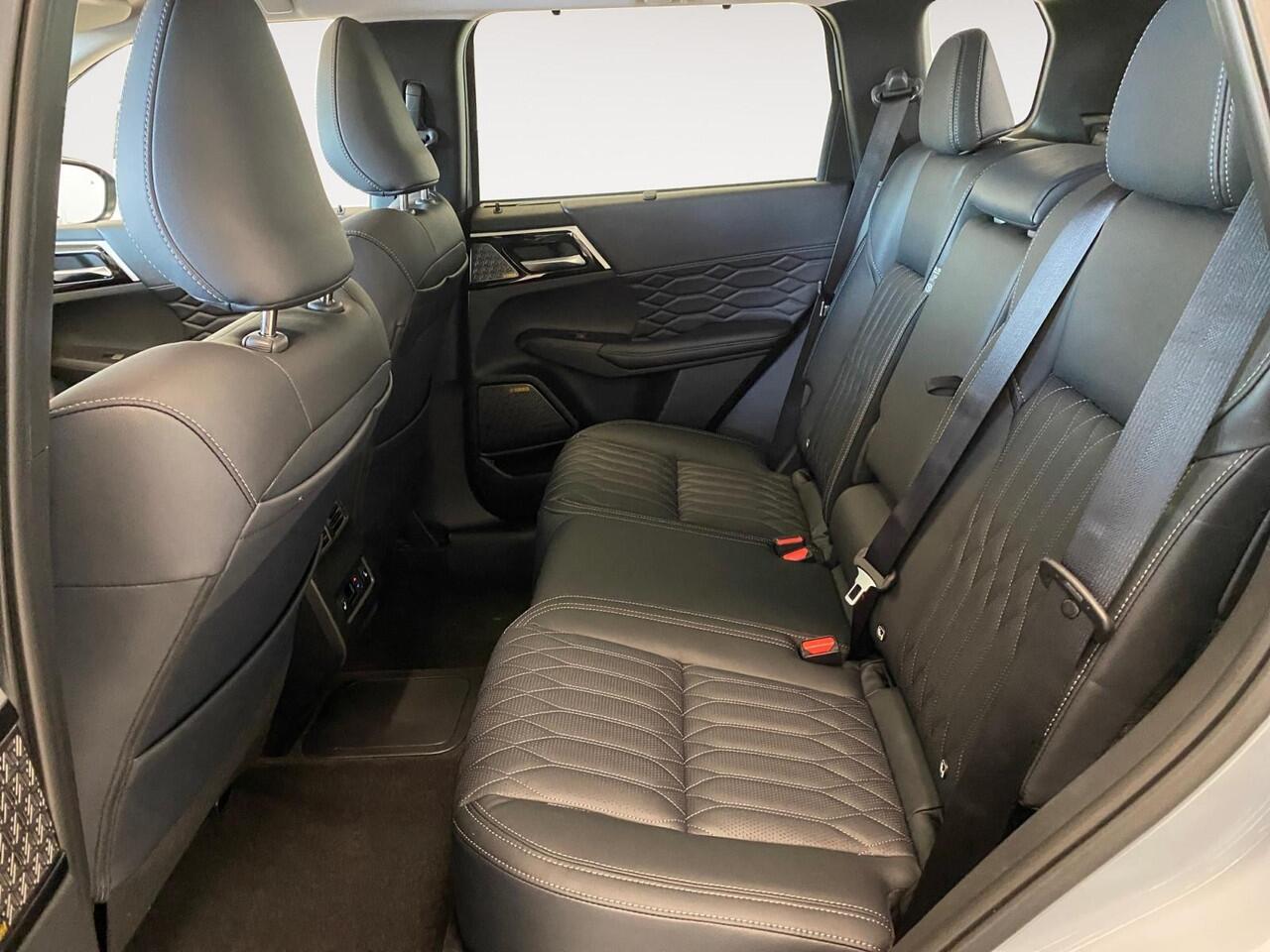 Mitsubishi OUTLANDER 2.4 PHEV Instyle | ¤7.500 Voorraadkorting| Complete versie | Automatische achterklep | Stoel verwarming/ verkoeling | Schuif-kantel dak | 360 Camera |