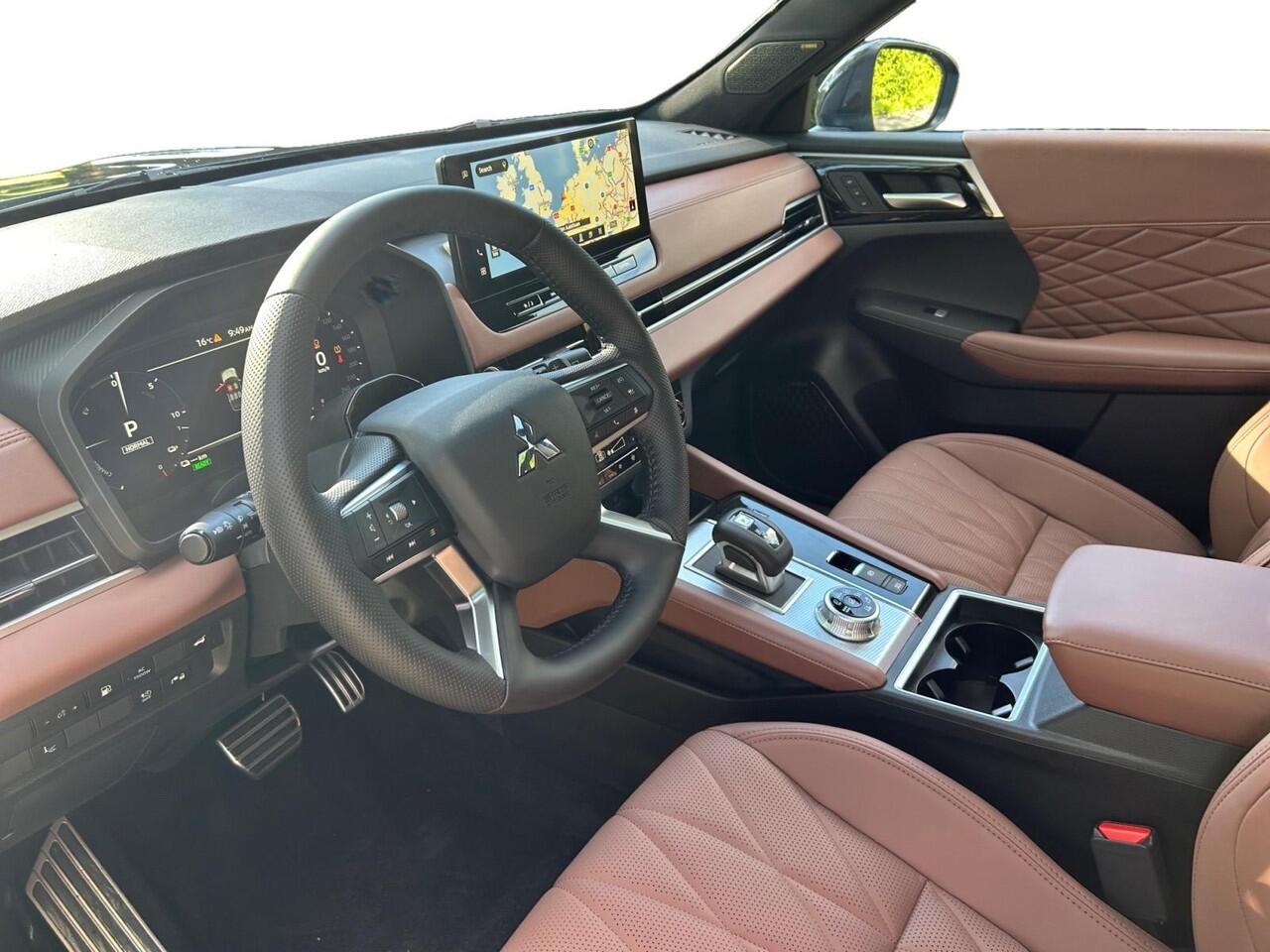 Mitsubishi OUTLANDER 2.4 PHEV Instyle+ Apple Carplay/Android Auto , achterbank verwarmd , elektrisch glazen panorama-dak , cruise control adaptief , elektrisch verstelb. bestuurdersstoel met geheugen , elektrisch bedienbare achterklep met sensorsturing , luxe lederen bekledin