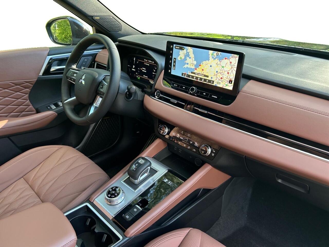 Mitsubishi OUTLANDER 2.4 PHEV Instyle+ Apple Carplay/Android Auto , achterbank verwarmd , elektrisch glazen panorama-dak , cruise control adaptief , elektrisch verstelb. bestuurdersstoel met geheugen , elektrisch bedienbare achterklep met sensorsturing , luxe lederen bekledin
