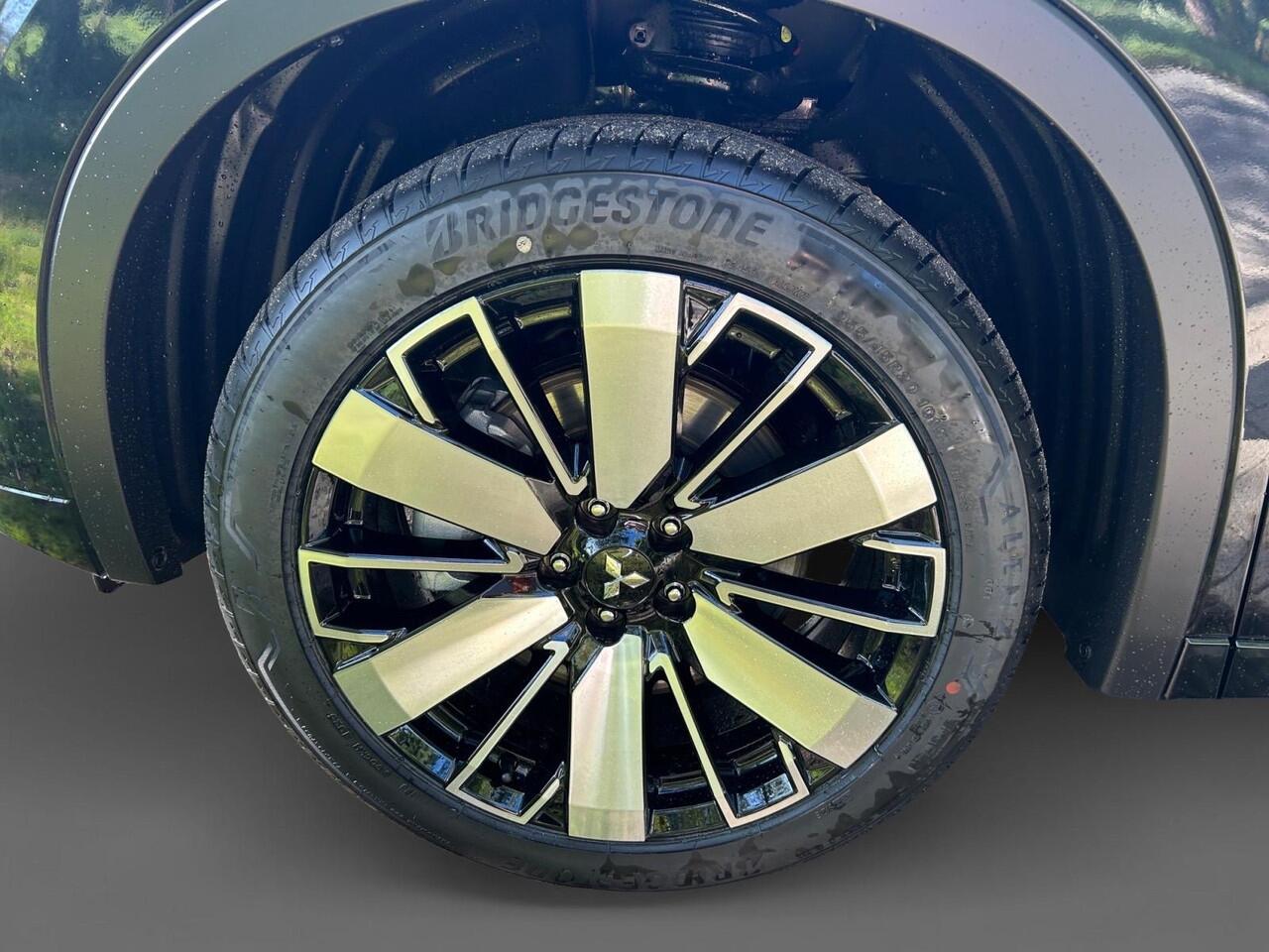 Mitsubishi OUTLANDER 2.4 PHEV Instyle+ Apple Carplay/Android Auto , achterbank verwarmd , elektrisch glazen panorama-dak , cruise control adaptief , elektrisch verstelb. bestuurdersstoel met geheugen , elektrisch bedienbare achterklep met sensorsturing , luxe lederen bekledin