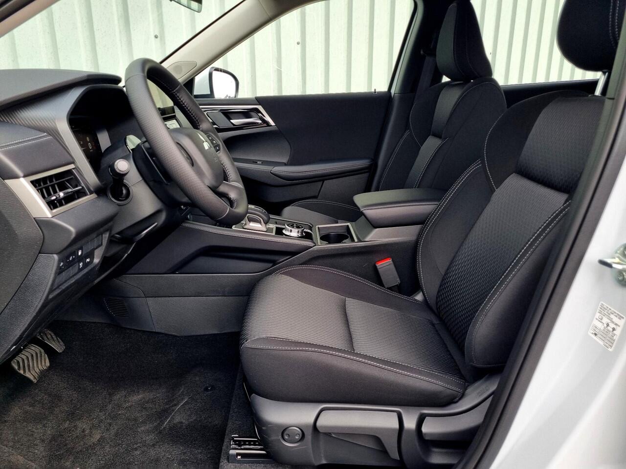 Mitsubishi OUTLANDER 2.4 PHEV Pure / ¤6000,- Voordeel Op Nieuwprijs / Elektrische Range 86 KM WLTP / 1600KG Trekgewicht / 8 Jaar Fabrieksgarantie