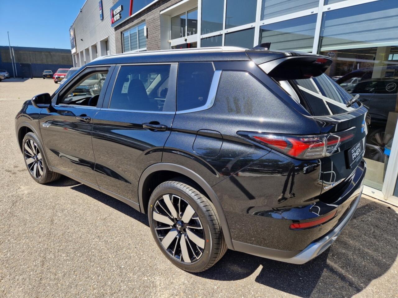 Mitsubishi OUTLANDER 2.4i PHEV First Edition ( meerdere kleuren op voorraad )