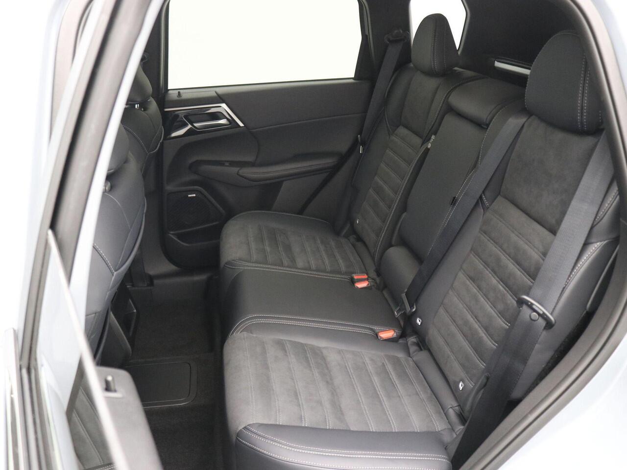 Mitsubishi OUTLANDER 2.4 PHEV First Edition / ¤6.000,- Voordeel Op Nieuwprijs / Elektrische Range 86 KM WLTP / 1600KG Trekgewicht / 8 Jaar Fabrieksgarantie