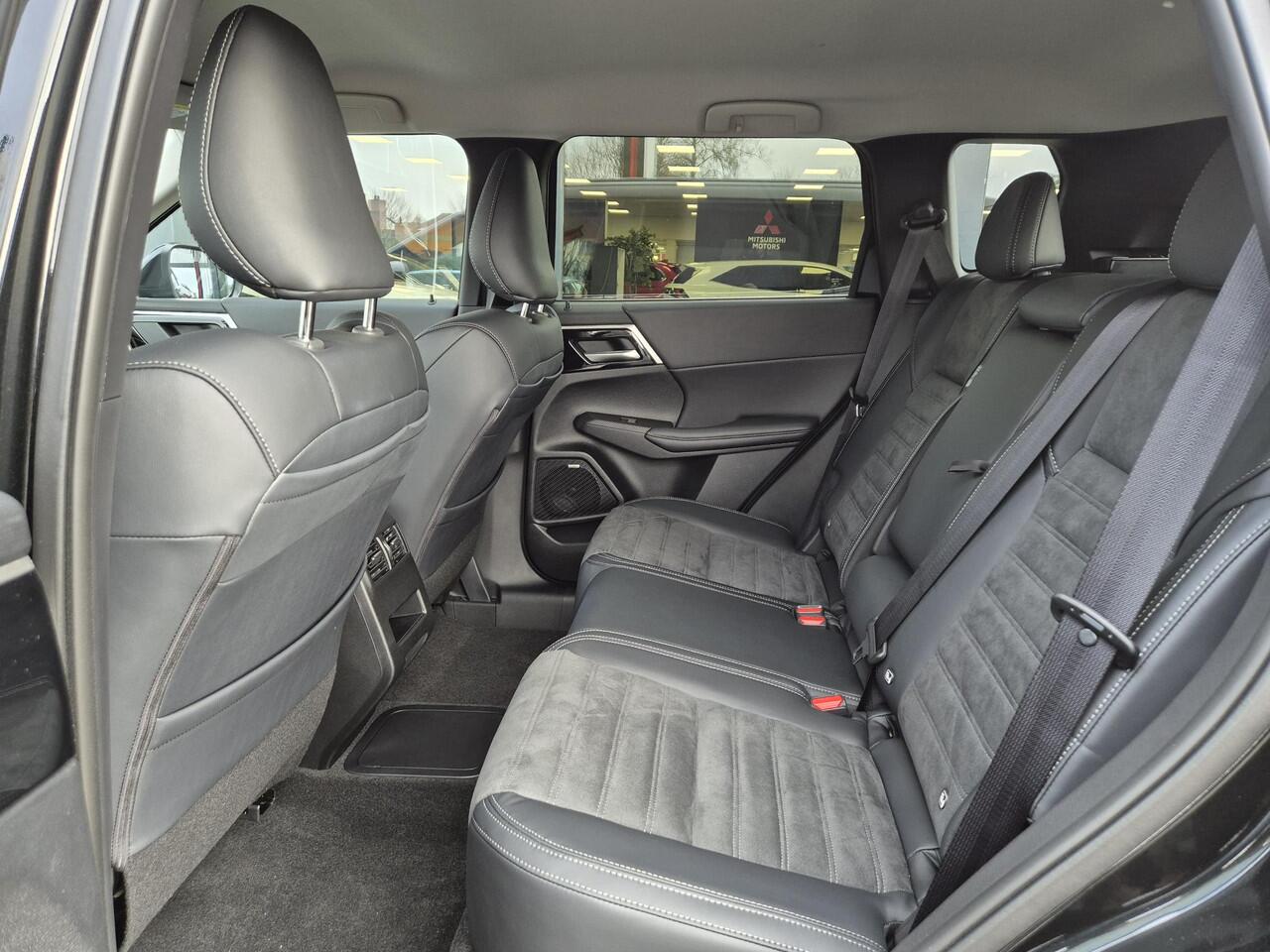 Mitsubishi OUTLANDER 2.4 PHEV First Edition DEMO | 20 inch | Trekhaak afneembaar | Leer/Alcantara | Leverbaar Mei | Private Glass | High end Audiosystem |