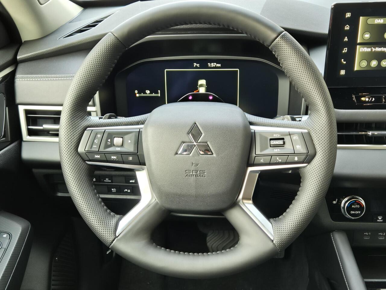 Mitsubishi OUTLANDER 2.4 PHEV First Edition DEMO | 20 inch | Trekhaak afneembaar | Leer/Alcantara | Leverbaar Mei | Private Glass | High end Audiosystem |