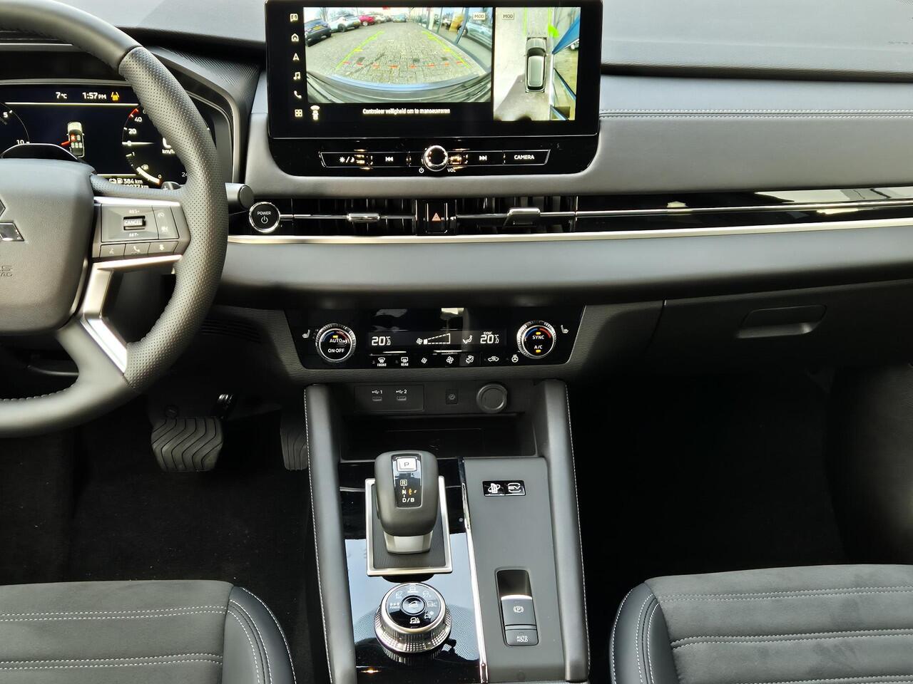 Mitsubishi OUTLANDER 2.4 PHEV First Edition DEMO | 20 inch | Trekhaak afneembaar | Leer/Alcantara | Leverbaar Mei | Private Glass | High end Audiosystem |