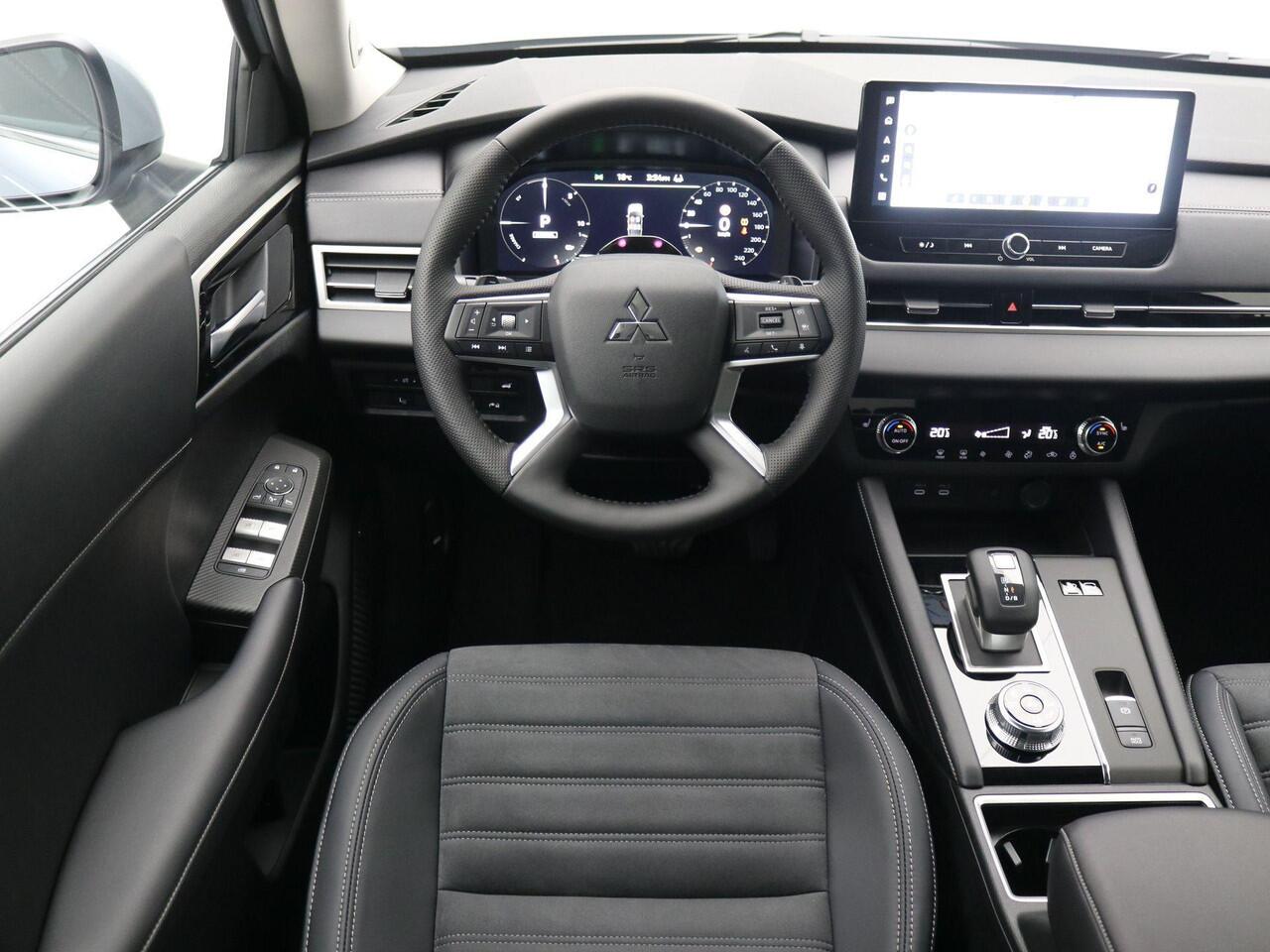 Mitsubishi OUTLANDER 2.4 PHEV First Edition / ¤ 6.000,- Voordeel Op Nieuwprijs / Prijs is Rijklaar / Direct leverbaar / Elektrische Range 86 KM WLTP / 1600KG Trekgewicht / 8 Jaar Fabrieksgarantie /