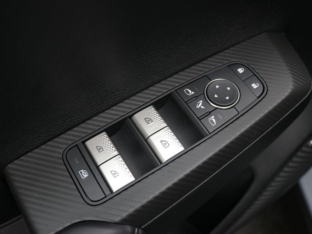 Mitsubishi OUTLANDER 2.4 PHEV First Edition / ¤ 6.000,- Voordeel Op Nieuwprijs / Prijs is Rijklaar / Direct leverbaar / Elektrische Range 86 KM WLTP / 1600KG Trekgewicht / 8 Jaar Fabrieksgarantie /