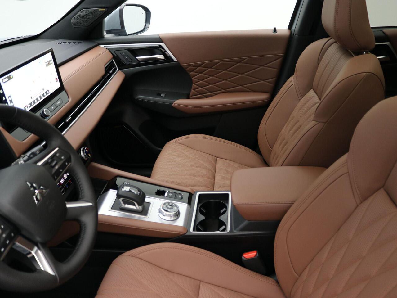 Mitsubishi OUTLANDER 2.4 PHEV Instyle+ / Trekhaak GRATIS + ¤ 6.000,- Voordeel Op Nieuwprijs / Prijs is Rijklaar inclusief trekhaak / Elektrische Range 86 KM WLTP / 1600KG Trekgewicht / 8 Jaar Fabrieksgarantie / Two-Tone kleuren combinatie /