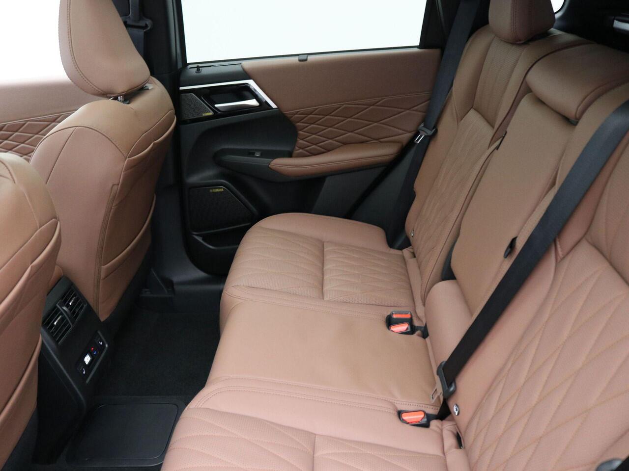 Mitsubishi OUTLANDER 2.4 PHEV Instyle+ / Trekhaak GRATIS + ¤ 6.000,- Voordeel Op Nieuwprijs / Prijs is Rijklaar inclusief trekhaak / Elektrische Range 86 KM WLTP / 1600KG Trekgewicht / 8 Jaar Fabrieksgarantie / Two-Tone kleuren combinatie /