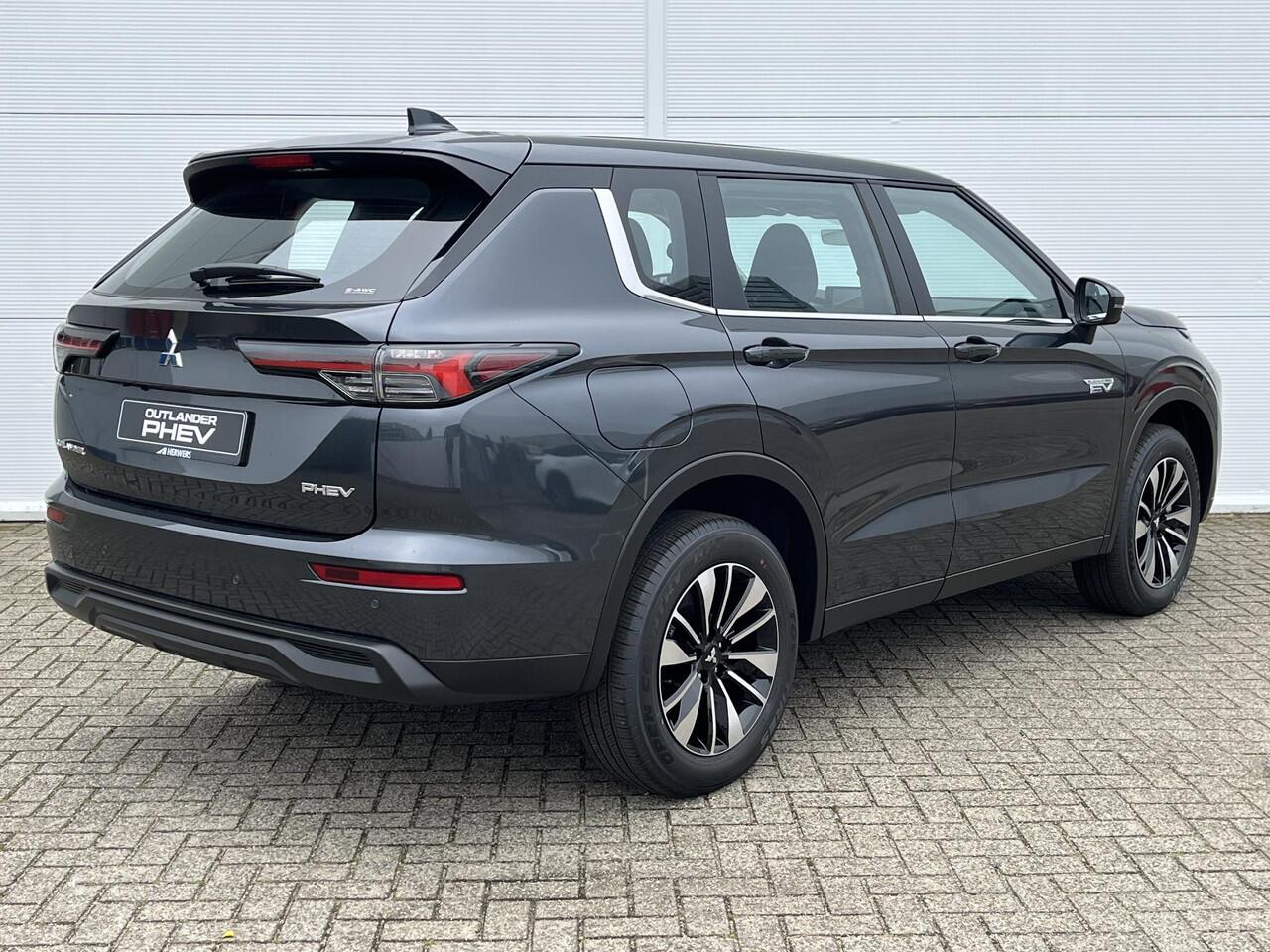 Mitsubishi OUTLANDER 2.4 PHEV Pure / Trekhaak GRATIS + ¤ 6.000,- Voordeel Op Nieuwprijs / Prijs is Rijklaar inclusief trekhaak / Elektrische Range 86 KM WLTP / 1600KG Trekgewicht / 8 Jaar Fabrieksgarantie /