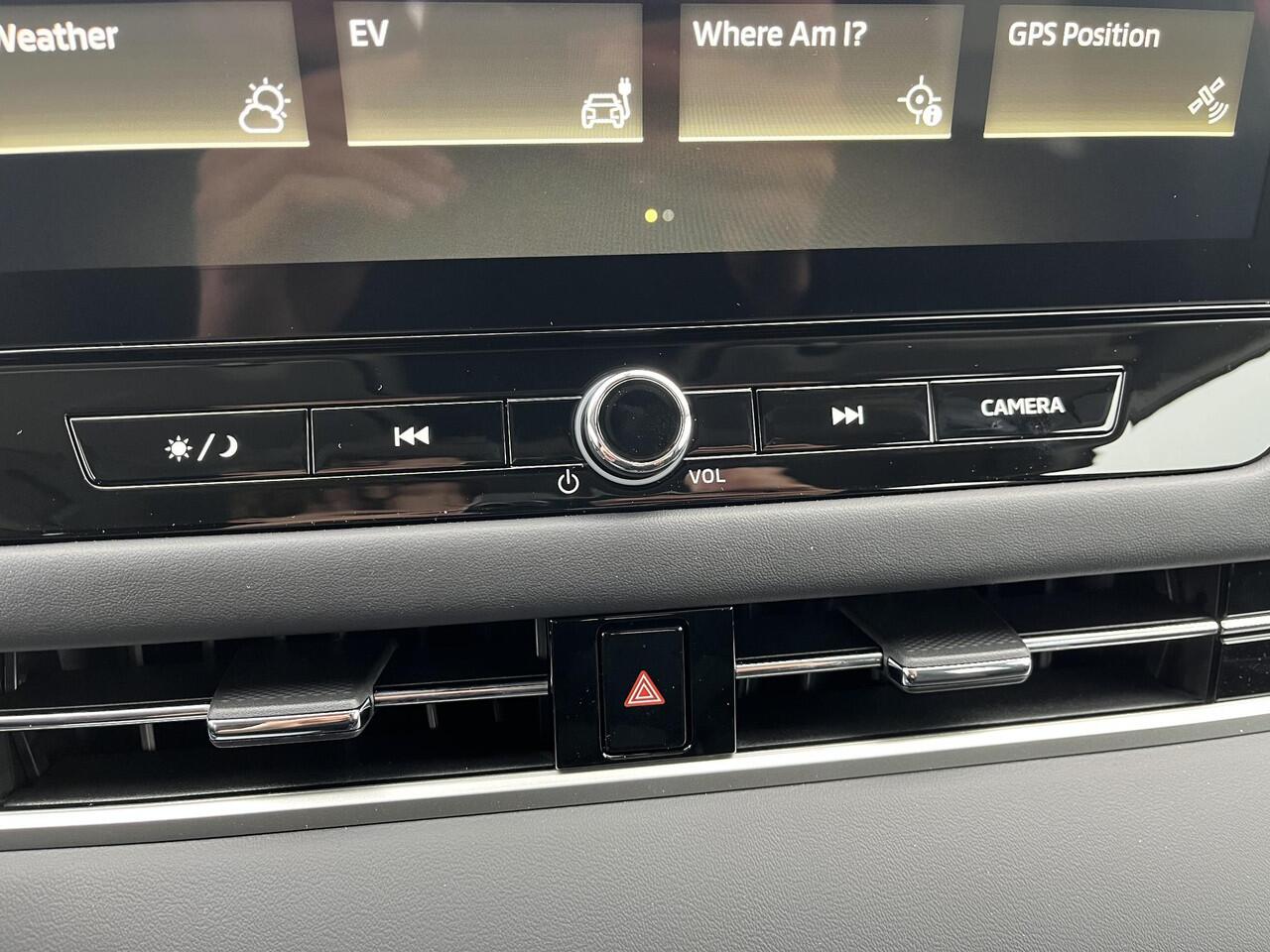 Mitsubishi OUTLANDER 2.4 PHEV Pure / Trekhaak GRATIS + ¤ 6.000,- Voordeel Op Nieuwprijs / Prijs is Rijklaar inclusief trekhaak / Elektrische Range 86 KM WLTP / 1600KG Trekgewicht / 8 Jaar Fabrieksgarantie /