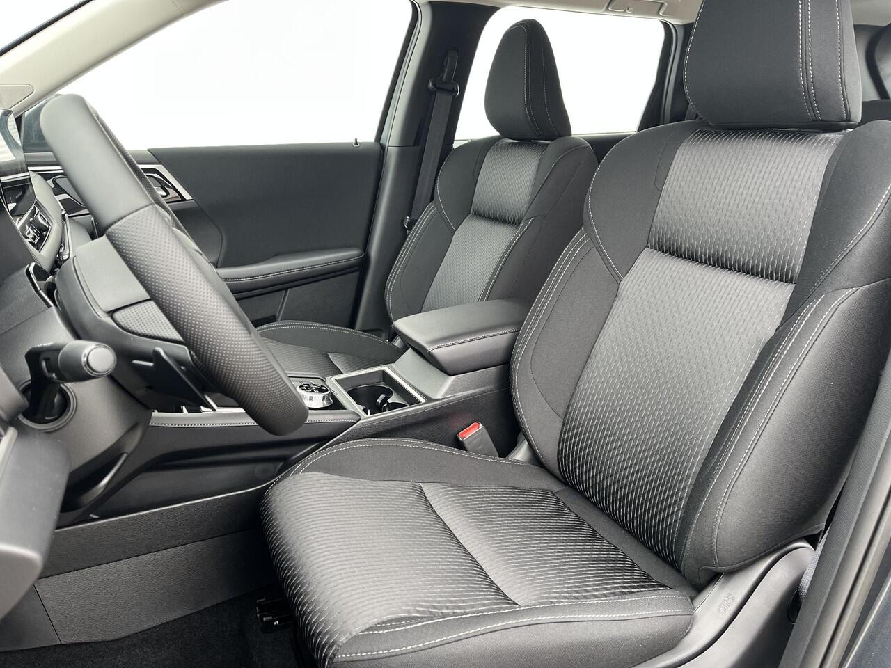 Mitsubishi OUTLANDER 2.4 PHEV Pure / Trekhaak GRATIS + ¤ 6.000,- Voordeel Op Nieuwprijs / Prijs is Rijklaar inclusief trekhaak / Elektrische Range 86 KM WLTP / 1600KG Trekgewicht / 8 Jaar Fabrieksgarantie /