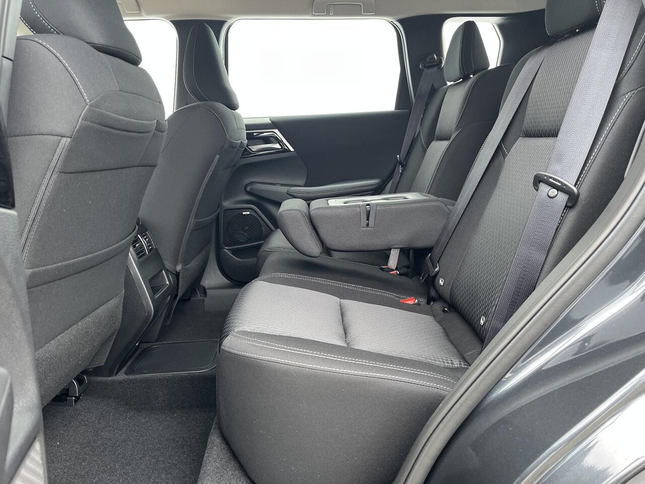 Mitsubishi OUTLANDER 2.4 PHEV Pure / Trekhaak GRATIS + ¤ 6.000,- Voordeel Op Nieuwprijs / Prijs is Rijklaar inclusief trekhaak / Elektrische Range 86 KM WLTP / 1600KG Trekgewicht / 8 Jaar Fabrieksgarantie /