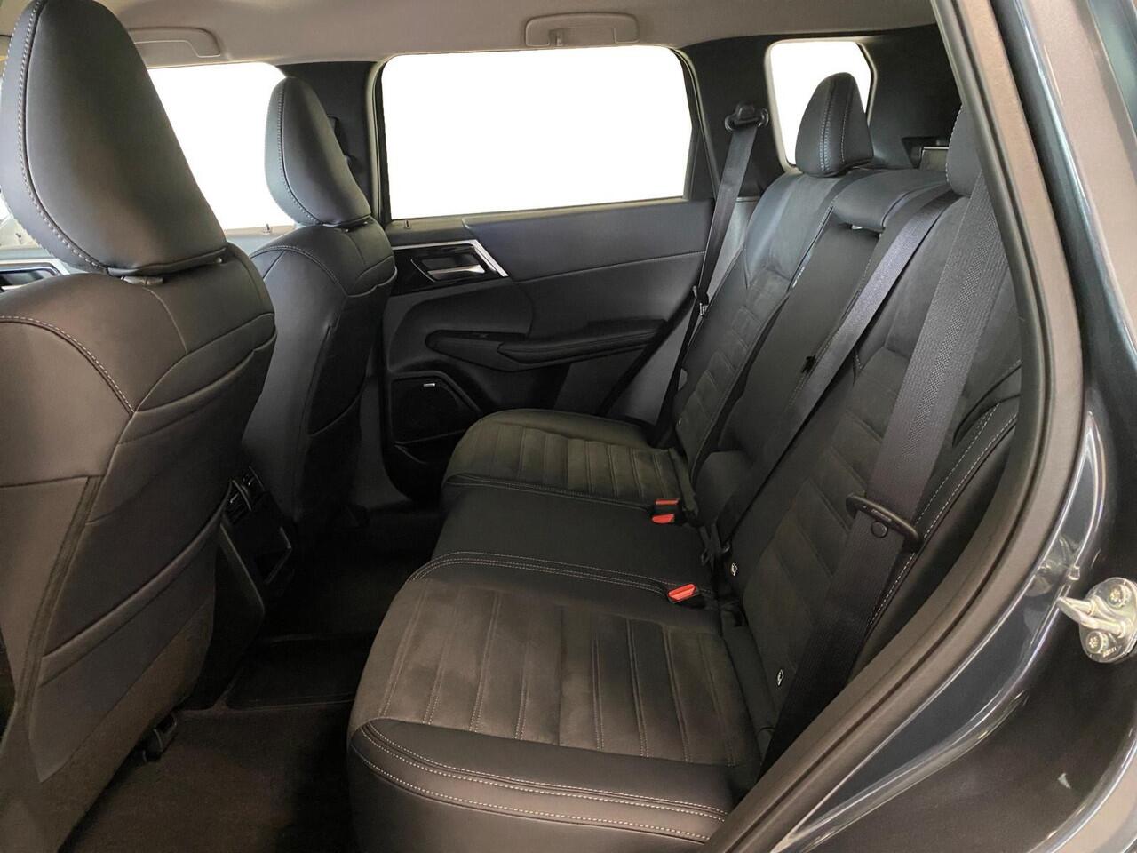 Mitsubishi OUTLANDER 2.4 PHEV First Edition | 7.500 EURO KORTING | SNEL LEVERBAAR | 8 JAAR GARANTIE |