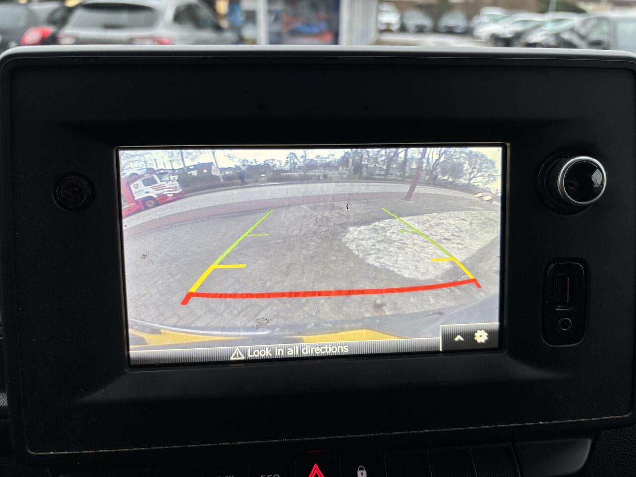 Nissan INTERSTAR 2.3 dCi L2H2 N-Connecta SCI 150pk Trekhaak | Metaal lak | Betimmering | Achteruitrijcamera | Cruise control | Airco